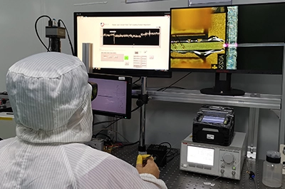 Fibra con lente nella ricerca sui laser ad alta potenza