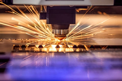 Fibra con lente nella lavorazione laser dei materiali