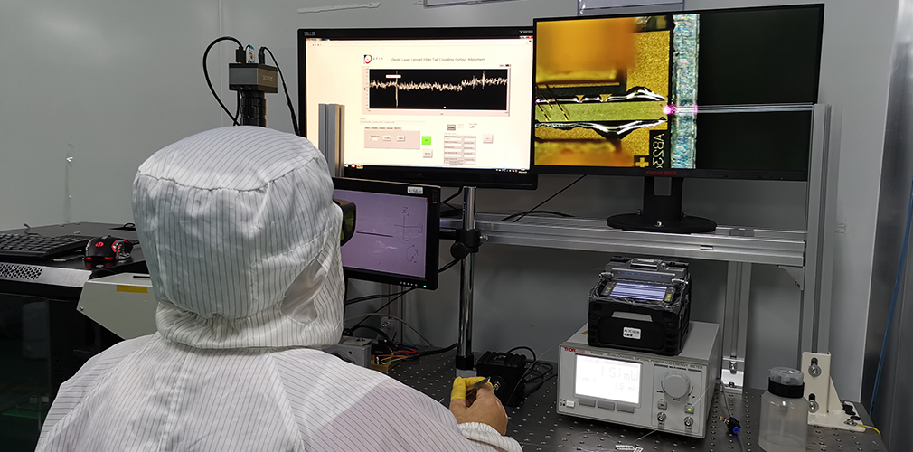 Fibra ottica con lente nella ricerca sui laser ad alta potenza Fibra ottica con lente nella ricerca sui laser ad alta potenza